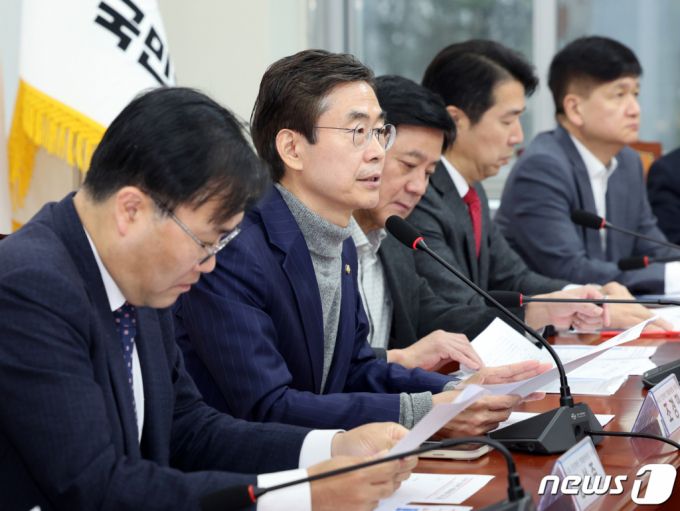 조경태 국민의힘 뉴시티 프로젝트 특별위원회 위원장이 11일 서울 여의도 국회에서 열린 뉴시티 프로젝트 특별위원회 5차회의에서 모두발언을 하고 있다. 2023.12.11/뉴스1