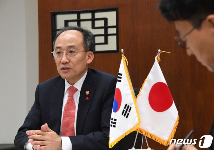 추경호 경제부총리 겸 기획재정부 장관이 21일 서울 영등포구 여의도 한국수출입은행 본사에서 스즈키 슌이치 일본 재무장관과 화상 면담을 하고 있다. /사진제공=기획재정부