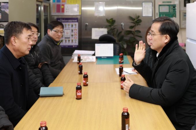 이형일 통계청장이 22일 대전 문창전통시장을 방문해 물가동향을 점검한 뒤 상인들과 간담회를 하고 있다./사진제공=통계청