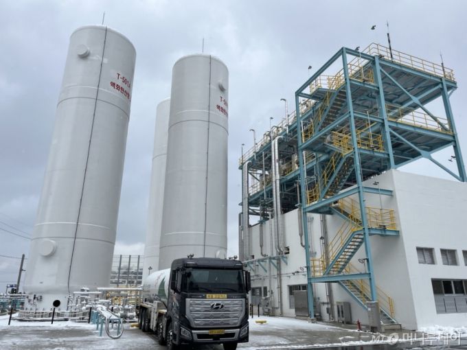 전북 군산의 SGC에너지 열병합발전소 내 CCU(탄소 포집·활용) 시설. 오른편의 냉각설비를 통해 액체화된 액화탄산이 오른편의 액화탄산 저장탱크 3기로 옮겨 저장된다. /사진=이세연 기자