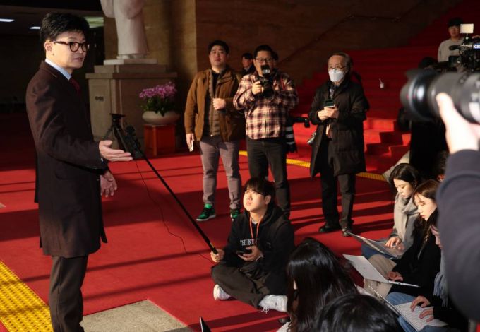 한동훈 국민의힘 비상대책위원장이 27일 오전 서울 여의도 국회로 출근하며 취재진의 질문에 답하고 있다. 2023.12.27. /사진=뉴시스