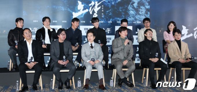 지난 12일 서울 송파구 롯데시네마 월드타워에서 열린 영화 '노량:죽음의 바다' 언론시사회에서 김한민 감독을 비롯한 배우들이 미소를 짓고 있다 /사진=뉴스1