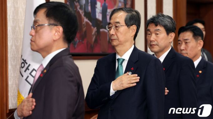 한덕수 국무총리와 국무위원들이 29일 오후 서울 종로구 세종대로 정부서울청사에서 열린 임시 국무회의에서 국기에 대한 경례를 하고 있다. 2023.12.29/뉴스1  Copyright (C) 뉴스1. All rights reserved. 무단 전재 및 재배포,  AI학습 이용 금지.