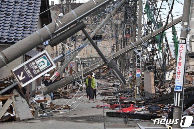규모 7.6의 강진이 발생한 일본 이시카와현 와지마 지역의 거리에 전봇대가 쓰러져 있다./AFPBBNews=뉴스1