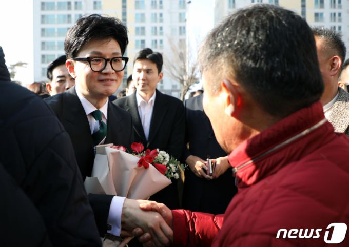 한동훈 국민의힘 비상대책위원장이 4일 광주 서구 김대중컨벤션센터에서 열린 2024 국민의힘 광주 신년인사회에 참석해 지지자들에게 인사하고 있다. 2024.1.4/사진=뉴스1