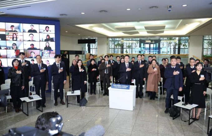 [용인=뉴시스] 조수정 기자 = 윤석열 대통령이 4일 경기 용인 중소기업인력개발원에서 열린 국민과 함께하는 민생토론회에서 국기에 대한 경례를 하고 있다. 2024.01.04.
