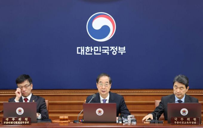 [서울=뉴시스] 배훈식 기자 = 한덕수 국무총리가 5일 오전 서울 종로구 정부서울청사에서 열린 '김건희 특검법'과 '대장동 50억 클럽 특검법' 등 이른바 쌍특검 법안의 재의요구권(거부권)을 심의하는 임시 국무회의에 참석해 발언하고 있다. 왼쪽부터 최상목 경제부총리 겸 기획재정부 장관, 한 총리, 이주호 사회부총리 겸 교육부 장관. 2024.01.05.