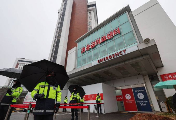 [서울=뉴시스] 김진아 기자 = 괴한으로부터 흉기 피습을 당한 이재명 더불어민주당 대표가 수술을 마치고 회복 중인 3일 서울 종로구 서울대병원 응급의료센터 앞에 경찰이 배치되어 있다. 2024.01.03.