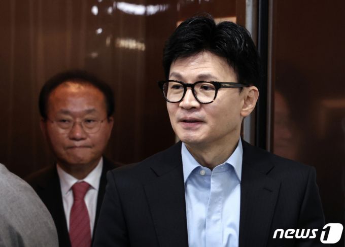 (서울=뉴스1) 구윤성 기자 = 국민의힘 한동훈 비상대책위원장(오른쪽)과 윤재옥 원내대표가 5일 오전 서울 여의도 중앙당사에서 열린 2024 국민의힘 사무처당직자 시무식에 참석하고 있다. 2024.1.5/뉴스1  Copyright (C) 뉴스1. All rights reserved. 무단 전재 및 재배포,  AI학습 이용 금지.