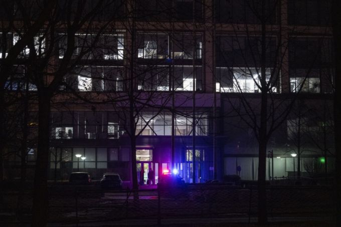 5일 중국 베이징 중즈그룹 본사 건물 밖에 있는 중국 공안의 차량이 서있다. /사진=블룸버그