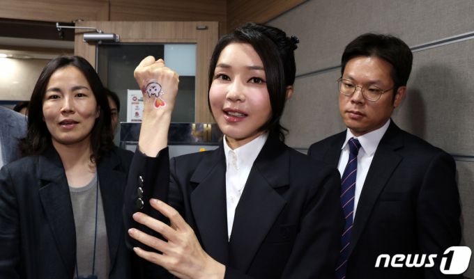 (서울=뉴스1) 박지혜 기자 = 김건희 여사가 30일 서울 중구 프레스센터에서 개식용 종식을 위한 국민행동 주최로 열린 개식용 종식 촉구 기자회견을 찾아 손등에 그린 우리나라 진돗개 백구 그림을 들어보이고 있다.   이날 김 여사는 시민단체가 주관하는 개 식용 종식 촉구 기자회견에 참석해 "불법 개 식용은 반드시 없어져야 한다"라고 발언했다. 대통령 영부인이 시민단체 기자회견에 모습을 드러낸 건 이례적이다. 2023.8.30/뉴스1  Copyright (C) 뉴스1. All rights reserved. 무단 전재 및 재배포 금지.