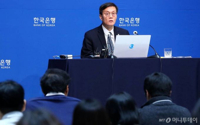 이창용 한국은행 총재가 11일 서울 중구 남대문로 한국은행 별관에서 진행된 올해 첫 통화정책방향 기자간담회에서 취재진 질문에 답하고 있다. /사진=임한별(머니S)
