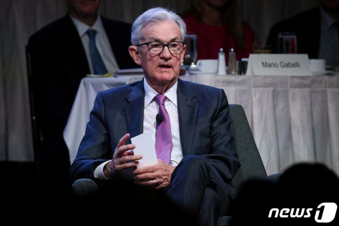 (뉴욕 로이터=뉴스1) 우동명 기자 = 제롬 파월 미국 연방준비제도(Fed·연준) 의장이 19일 (현지시간) 뉴욕 경제클럽 간담회에 참석해 “인플레이션이 지속 가능하게 2% 수준으로 낮아지려면 일정 기간 추세를 밑도는 성장세와 노동시장 과열 완화가 필요한 것으로 보인다”고 밝히고 있다. 2023.10.20  ⓒ 로이터=뉴스1  Copyright (C) 뉴스1. All rights reserved. 무단 전재 및 재배포,  AI학습 이용 금지.