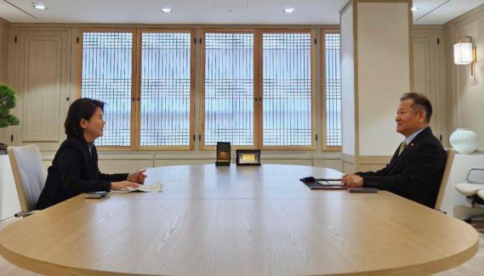 전지현 국민의힘 예비후보(사진 왼쪽)가 이달 11일 세종시 정부종합청사에서 이상민 행정안전부 장관을 만나 경기도 구리시의 서울 편입에 대한 민원을 전달하고 있다./사진제공=전지현 국민의힘 예비후보