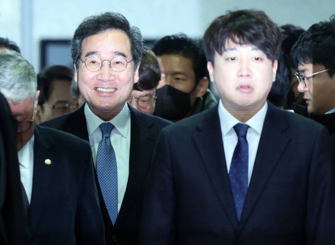 [서울=뉴시스] 이영환 기자 = 더불어민주당을 탈당하고 신당 창당을 추진중인 이낙연 전 더불어민주당 대표와 이준석 개혁신당(가칭) 정강정책위원장이 14일 오전 서울 여의도 국회 의원회관에서 열린 미래대연합(가칭) 창당준비위원회 출범식에 참석하고 있다.  2024.01.14.