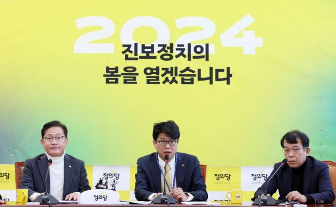 [서울=뉴시스] 이영환 기자 = 김준우 정의당 비상대책위원장이 15일 오전 서울 여의도 국회에서 열린 비상대책위원회의에서 발언을 하고 있다. 왼쪽부터 배진교 원내대표, 김 위원장, 김종대 비상대책위원. 2024.01.15.