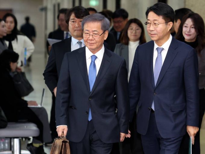 [서울=뉴시스] 추상철 기자 = 임혁백 더불어민주당 공천관리위원장이 12일 오전 서울 여의도 국회에서 열린 제1차 중앙당공직선거 후보자 추천 관리 위원회 회의에 참석하고 있다. 2024.01.12.