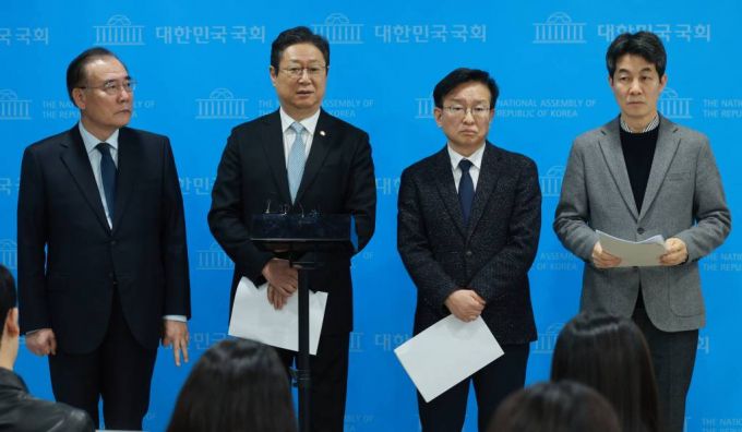 [서울=뉴시스] 추상철 기자 = 문재인 정부 장관 및 청와대 출신 의원들이 17일 오후 서울 여의도 국회에서 문 전 대통령 주변 수사 관련 합동 기자회견을 마친 후 취재진의 질문에 답변하고 있다. 왼쪽부터 더불어민주당 이개호, 황희, 권칠승, 윤건영 의원. 2024.01.17.