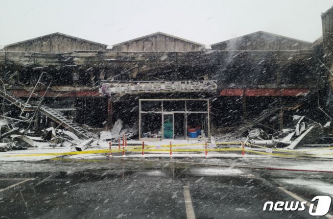 (서천=뉴스1) 김낙희 기자 = 지난 22일 밤 11시8분께 충청남도 서천군 서천특화시장에서 화재가 발생했다.   이번 화재로 점포 227개가 불에 탔으며 소방 당국은 대응 2단계를 발령해 진화작업을 벌여 두시간여 만에 큰 불길을 잡았다. 2024.1.23/뉴스1  Copyright (C) 뉴스1. All rights reserved. 무단 전재 및 재배포,  AI학습 이용 금지.