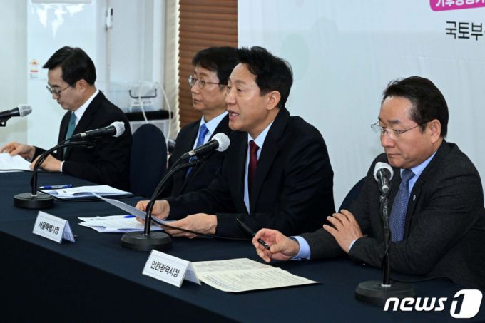 오세훈 서울시장(오른쪽 두번째)이 22일 서울 중구 한국프레스센터에서 열린 기후동행카드·K-패스 대중교통 요금지원 국토교통부·수도권 지자체 합동 기자설명회에서 발언하고 있다 /사진=뉴스1