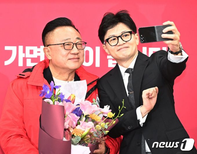 한동훈 국민의힘 비상대책위원장이 22일 서울 여의도 국회에서 열린 국민인재 영입 환영식에서 고동진 전 삼성전자 모바일 부문(옛 IM부문) 대표이사 사장과 기념촬영을 하고있다. 2024.1.22/사진=뉴스1