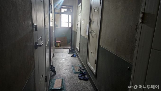22일 오후 서울 남대문구의 한 쪽방촌 내부 사진. 샤워시설을 제대로 갖추지 못한 곳이 많다. /사진=박상혁 기자