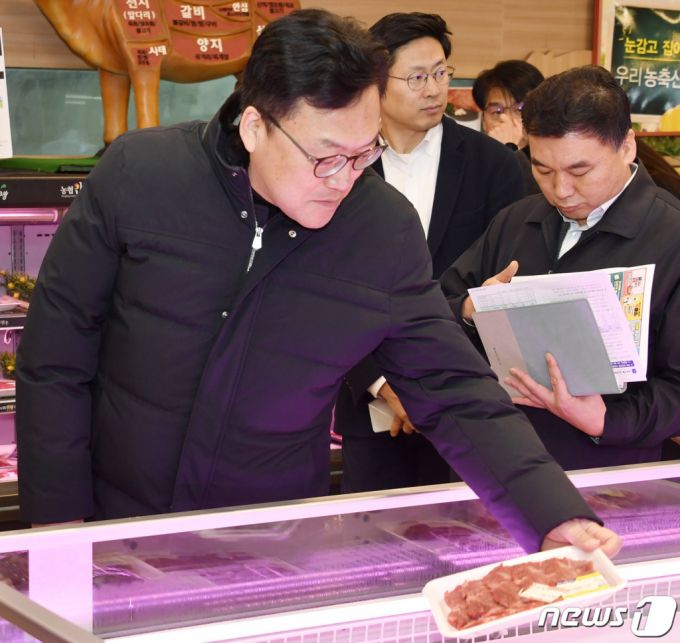 (서울=뉴스1) = 김병환 기획재정부 차관이 26일 오전 서울 서초구 양재 농협하나로마트를 방문해 농축수산물 유통현장을 점검하고 있다. (기획재정부 제공) 2024.1.26/뉴스1  Copyright (C) 뉴스1. All rights reserved. 무단 전재 및 재배포,  AI학습 이용 금지.