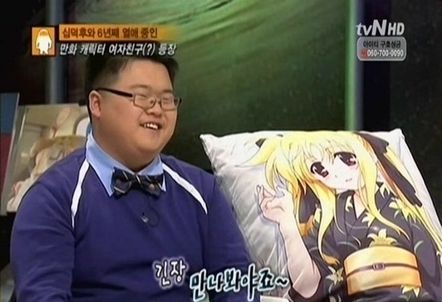 쿠션 속 미소녀 캐릭터와 연애하는 콘셉트로 충격을 줬던 오덕페이트. /사진=tvN 화성인바이러스 캡처