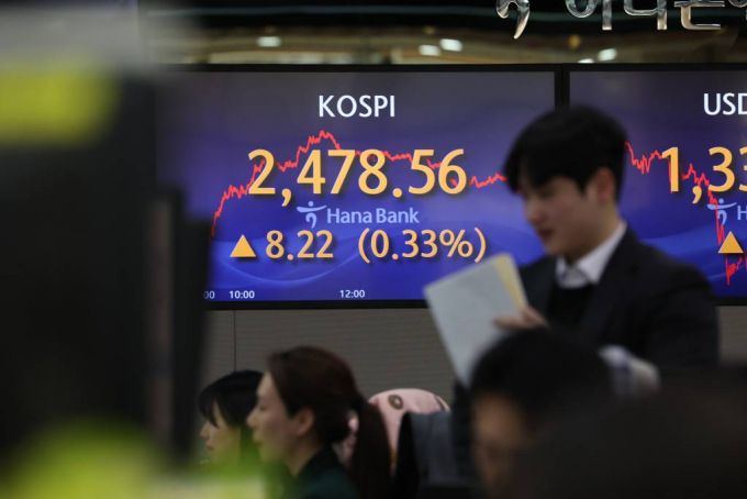 코스피 지수가 전 거래일(2470.34)보다 8.22포인트(0.33%) 오른 2478.56에 장을 마친 26일 서울 중구 하나은행 딜링룸에서 딜러들이 업무를 보고 있다./사진=뉴시스