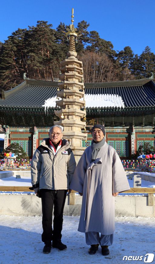 (서울=뉴스1) 신웅수 기자 = 유인촌 문화체육관광부 장관이 26일 강원도 평창 오대산 월정사를 방문해 월정사 주지 퇴우 정념 스님과 기념 촬영을 하고 있다. (문체부 제공) 2024.1.26/뉴스1  Copyright (C) 뉴스1. All rights reserved. 무단 전재 및 재배포,  AI학습 이용 금지.