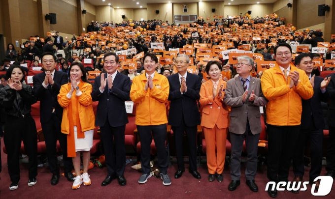 (서울=뉴스1) 장수영 기자 = 이준석 개혁신당 대표(왼쪽 다섯번째)가 20일 오후 서울 여의도 국회의사당 의원회관에서 열린 개혁신당 창당대회에서 이낙연 전 더불어민주당 대표(왼쪽 네번째), 김종인 전 국민의힘 비상대책위원장(왼쪽 여섯번째), 금태섭 새로운선택 공동대표(왼쪽 두번째), 양향자 한국의희망 대표(왼쪽 일곱번째), 조응천 미래대연합 공동창당위원장(왼쪽 여덟번째), 김종민 미래대연합 공동창당위원장(오른쪽) 등 내외빈들과 함께 박수치고 있다. 2024.1.20/뉴스1  Copyright (C) 뉴스1. All rights reserved. 무단 전재 및 재배포,  AI학습 이용 금지.