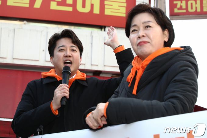 (서울=뉴스1) 이광호 기자 = 이준석 개혁신당 대표와 양향자 한국의희망 대표가 28일 오후 서울 마포구 망원시장을 찾아 정책 홍보를 하고 있다.   제22대 총선을 앞두고 이 대표의 개혁신당과 양 대표의 한국의희망은 최근 합당을 선언했다. 2024.1.28/뉴스1  Copyright (C) 뉴스1. All rights reserved. 무단 전재 및 재배포,  AI학습 이용 금지.