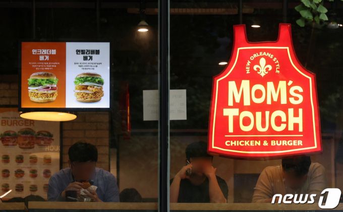 (서울=뉴스1) 구윤성 기자 = 27일 서울 시내의 한 맘스터치 매장. 2023.10.27/뉴스1  Copyright (C) 뉴스1. All rights reserved. 무단 전재 및 재배포,  AI학습 이용 금지.