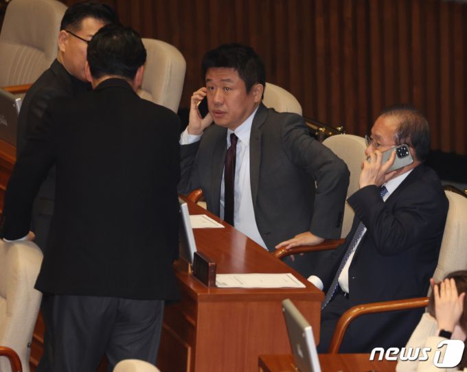 (서울=뉴스1) 송원영 기자 = 윤재옥 국민의힘 원내대표가 1일 서울 여의도 국회 본회의장에서 열린 제412회국회(임시회) 제2차 본회의에서 심각한 표정으로 통화를 하고 있다. 2024.2.1/뉴스1  Copyright (C) 뉴스1. All rights reserved. 무단 전재 및 재배포,  AI학습 이용 금지.