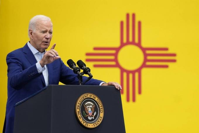 [벨렌=AP/뉴시스] 조 바이든 미국 대통령이 9일(현지시각) 뉴멕시코주 벨렌의 아코사 윈드타워에서 경제에 관해 연설하고 있다. 바이든 대통령은 경제 정책이 미국 제조업을 되살리고 있다고 말했다. 2023.08.10.