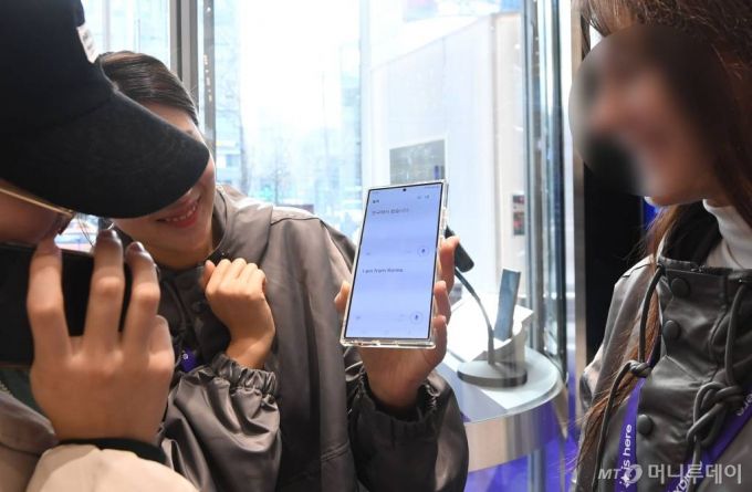 삼성전자가 미국에서 '갤럭시 언팩 2024'을 열고 갤럭시 S24 시리즈를 공개한 18일 오전 서울 마포구 삼성전자서비스 홍대휴대폰센터에서 관계자들이 갤럭시S24 시리즈 실시간 통역 기능을 선보이고 있다.  갤럭시S24 시리즈는 삼성전자가 자체 개발한 갤럭시 AI가 탑재된 세계 최초의 AI폰이다. /사진=머니S 장동규 기자