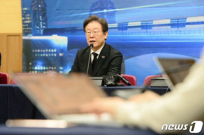 (광주=뉴스1) 이승현 기자 = 이재명 더불어민주당 대표가 5일 광주 서구 치평동 김대중컨벤션센터에서 열린 광주 현장 최고위원회의를 마친 뒤 취재진 질의에 답하고 있다. 2024.2.5/뉴스1  Copyright (C) 뉴스1. All rights reserved. 무단 전재 및 재배포,  AI학습 이용 금지.