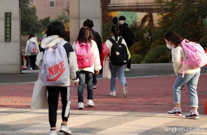 19일 오전 서울 금천구 문백초등학교에서 학생들이 등교를 하고 있다. /사진=김휘선 기자 hwijpg@