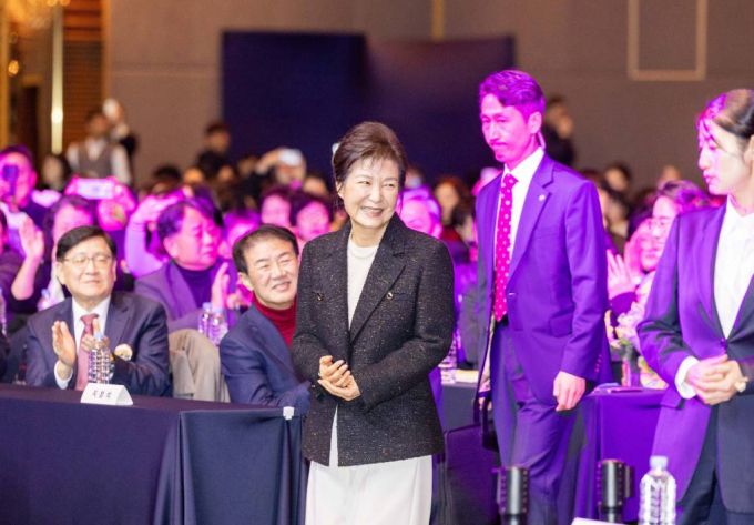 박근혜 전 대통령이 5일 오후 대구 수성구 만촌동 인터불고호텔 컨벤션홀에서 열린 ‘박근혜 회고록 : 어둠을 지나 미래로’ 출간 기념 북콘서트에 입장하고 있다. (공동취재) 2024.02.05. /사진=뉴시스