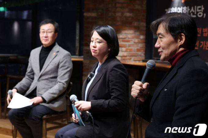 (서울=뉴스1) 신웅수 기자 = 조국 전 법무부 장관(오른쪽)이 22일 오후 서울 마포구 신촌 히브루스에서 열린 '개혁연합신당, 총선 승리와 진보 집권을 구상하다' 토크쇼에서 사회를 보고 있다.   왼쪽부터 천호선 사회민주당 사무총장, 용혜인 기본소득당 의원, 조 전 장관. 2023.12.22/뉴스1  Copyright (C) 뉴스1. All rights reserved. 무단 전재 및 재배포,  AI학습 이용 금지.