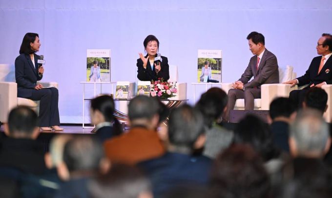 박근혜 전 대통령이 5일 오후 대구 수성구 만촌동 인터불고호텔 컨벤션홀에서 열린 ‘박근혜 회고록 : 어둠을 지나 미래로’ 출간 기념 북콘서트에서 발언하고 있다. (공동취재) 2024.02.05. /사진=뉴시스