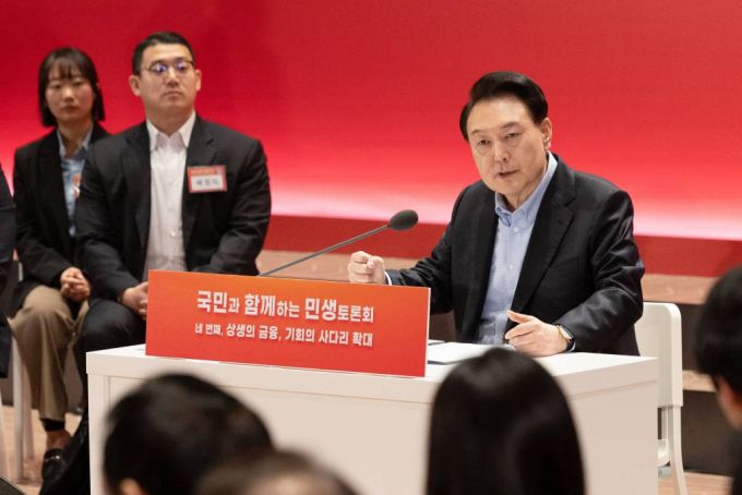 윤석열 대통령이 지난달 17일 서울 여의도 한국거래소에서 '상생의 금융, 기회의 사다리 확대' 주제로 열린 네 번째 국민과 함께하는 민생토론회에서 발언하고 있다. /사진=뉴시스(대통령실 제공) 2024.01.17. *재판매 및 DB 금지