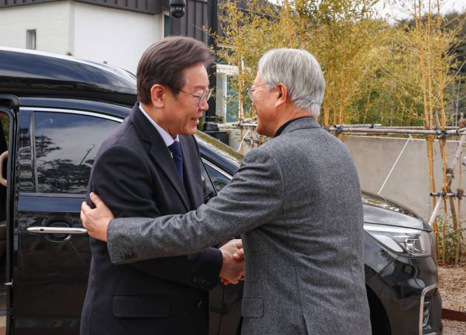 [서울=뉴시스] 추상철 기자 = 이재명 더불어민주당 대표가 4일 경남 양산시 평산마을 문재인 전 대통령 사저를 찾아 문 전 대통령과 인사 나누고 있다. (사진=더불어민주당 제공) 2024.02.04. *재판매 및 DB 금지