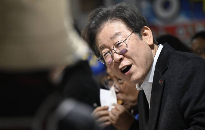 [광주=뉴시스] 박기웅 기자 = 이재명 더불어민주당 대표가 5일 오후 광주 서구 양동시장을 방문해 상인에게 인사를 하고 있다. 2024.02.05.