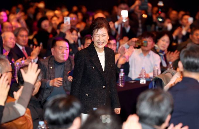 박근혜 전 대통령이 5일 오후 대구 수성구 만촌동 인터불고호텔 컨벤션홀에서 열린 ‘박근혜 회고록 : 어둠을 지나 미래로’ 출간 기념 북콘서트에 입장하고 있다. (공동취재) 2024.02.05. /사진=뉴시스