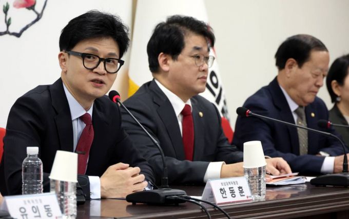 [서울=뉴시스] 조성봉 기자= 한동훈 국민의힘 비상대책위원장이 7일 오후 서울 여의도 국민의힘 중앙당사에서 열린 경기-서울 리노베이션TF 임명장수여식에서 인사말을 하고 있다. 2024.02.07.