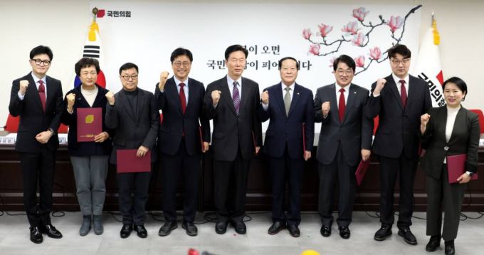 [서울=뉴시스] 조성봉 기자= 한동훈 국민의힘 비상대책위원장이 7일 오후 서울 여의도 국민의힘 중앙당사에서 열린 경기-서울 리노베이션TF 임명장수여식에서 배준영(오른쪽 세번째) 위원장을 비롯한 위원들과 기념촬영을 하고 있다. 2024.02.07.