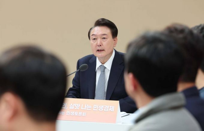 [서울=뉴시스] 조수정 기자 = 윤석열 대통령이 8일 서울 성동구 레이어57에서 '중소기업·소상공인, 살맛나는 민생경제'를 주제로 열린 열 번째 국민과 함께하는 민생토론회에서 발언하고 있다. 2024.02.08.