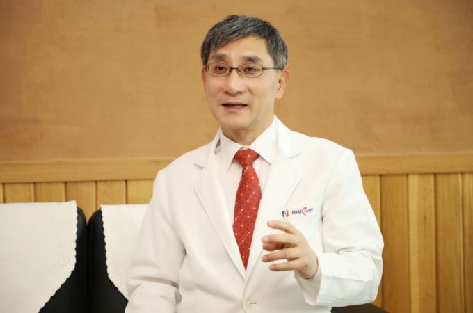 이수찬 힘찬병원 대표원장(정형외과 전문의)이 중기 관절염의 치료 방안에 대해 설명하고 있다./사진=힘찬병원