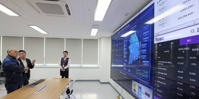 [부산=뉴시스] 유인촌 문화체육관광부 장관이 15일 부산 해운대구 영화진흥위원회를 방문해 영화관 입장관 통합 전상망 실시간 상황실을 살펴보고 있다. (사진=문화체육관광부 제공) 2023.11.15. *재판매 및 DB 금지